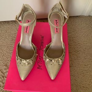 Betsy Johnson Gold Pumps